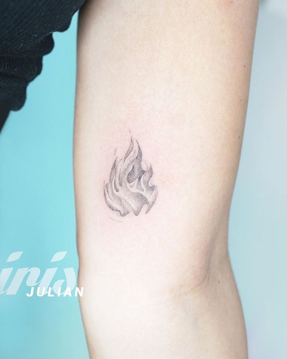 Tattoo lửa với nét vẽ mềm mại Hình xăm ngọn lửa mini phong cách blackwork trên cánh tay, chi tiết rõ nét, ảnh HD.