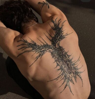 Hình xăm trừu tượng lớn trên lưng, phong cách blackwork, chi tiết phức tạp, độ phân giải HD.