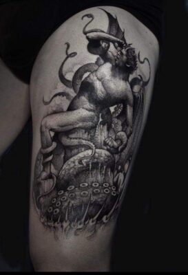 Hình xăm quái vật và chiến binh trên đùi, phong cách blackwork chi tiết, độ phân giải HD.