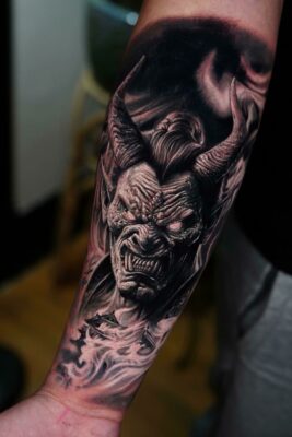 Hình xăm quỷ Oni trên cánh tay, phong cách blackwork, chi tiết rõ nét, độ phân giải HD.