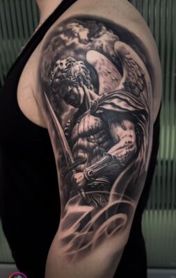 Hình xăm thiên thần trên cánh tay, phong cách blackwork chi tiết, độ phân giải HD.