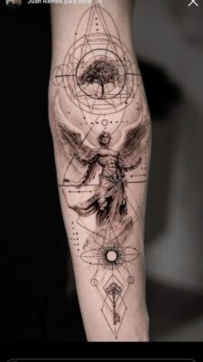 Hình xăm thiên thần phong cách blackwork trên cánh tay, chi tiết tinh xảo, độ phân giải HD.