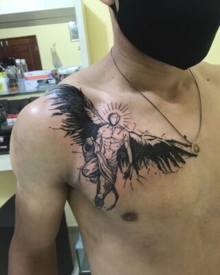 Hình xăm thiên thần trên ngực, phong cách blackwork, chi tiết cao, ảnh độ phân giải HD.