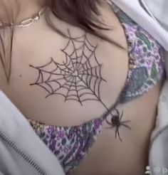 Hình xăm mạng nhện và nhện trên ngực, phong cách blackwork, chi tiết, độ phân giải HD.