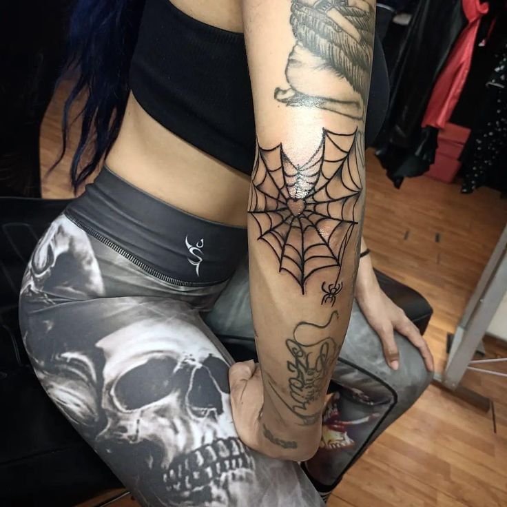 Hình xăm mạng nhện trên cánh tay, phong cách blackwork, chi tiết sắc nét, độ phân giải HD.