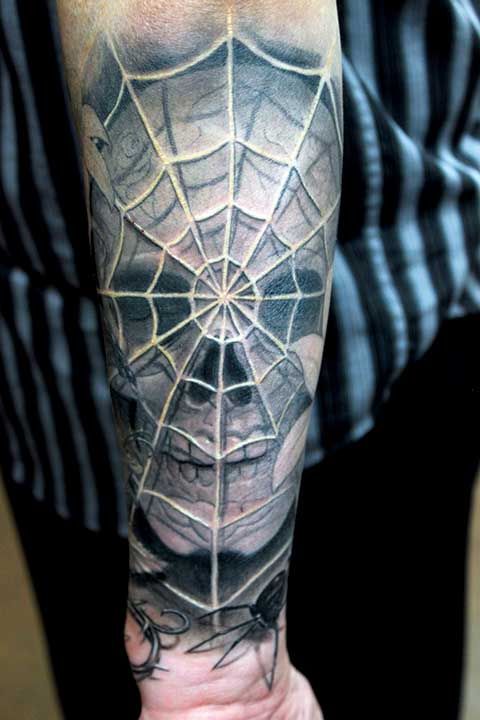 Hình xăm mạng nhện phong cách blackwork trên cánh tay, chi tiết cao, độ phân giải HD.