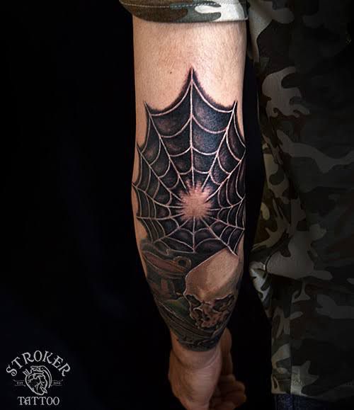 Hình xăm mạng nhện trên cánh tay, phong cách blackwork, chi tiết, độ phân giải HD.