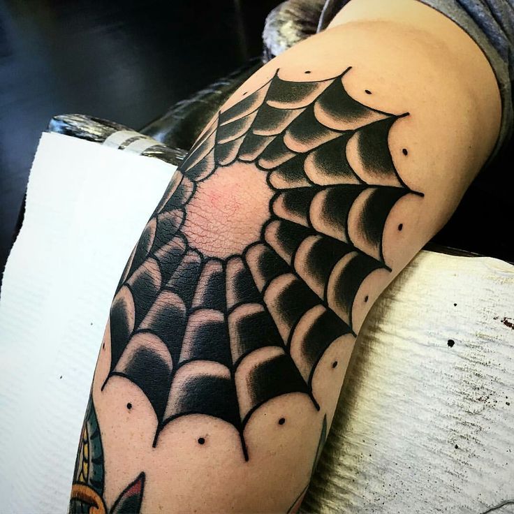 Hình xăm mạng nhện trên khuỷu tay, phong cách blackwork, chi tiết rõ nét, độ phân giải HD.