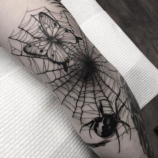 Hình xăm mạng nhện và bướm trên tay, phong cách blackwork chi tiết, độ phân giải HD.