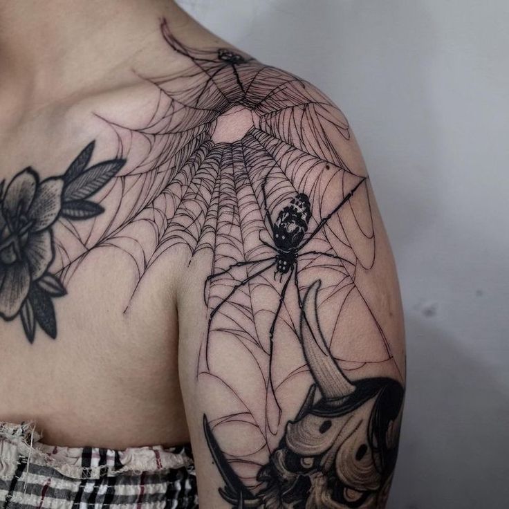 Hình xăm mạng nhện trên vai, phong cách blackwork chi tiết, độ phân giải HD.