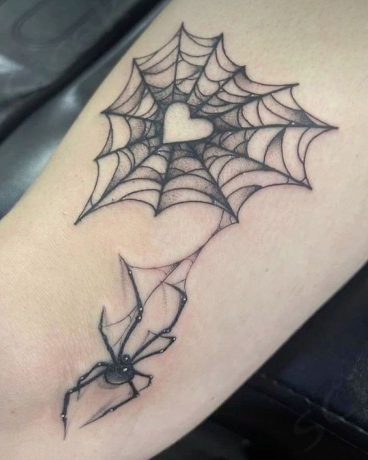 Hình xăm mạng nhện và nhện, vị trí cánh tay, phong cách blackwork, chi tiết rõ nét, độ phân giải HD.