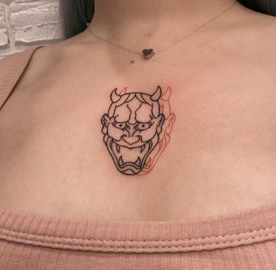Hình xăm mặt quỷ trên ngực, phong cách linework, chi tiết rõ nét, độ phân giải HD.