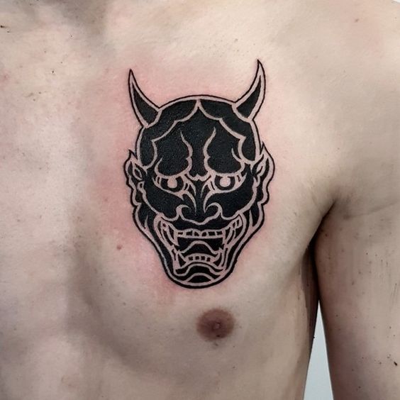 Hình xăm mặt quỷ kiểu blackwork trên ngực chi tiết rõ nét, độ phân giải HD.