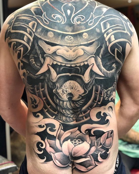 Hình xăm samurai và hoa sen, phong cách blackwork, chi tiết cao, trên lưng, độ phân giải HD.