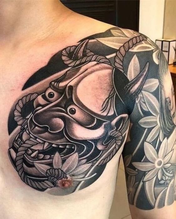 Hình xăm mặt nạ oni phong cách blackwork trên ngực và tay, chi tiết, độ phân giải cao.