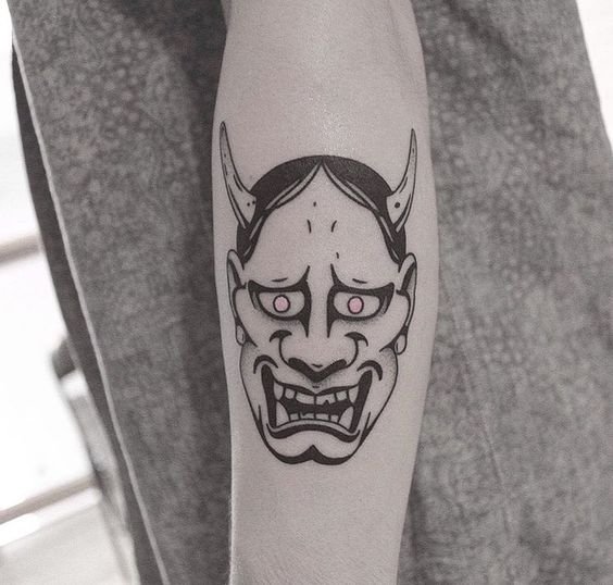 tattoo mat quy trang den o canh tay sieu dep 1