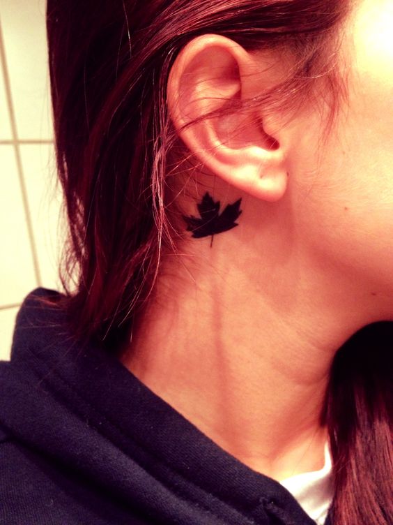 tattoo mẫu lá phong sau mang tai Hình xăm lá phong nhỏ sau tai, phong cách blackwork, chi tiết rõ nét, độ phân giải HD.