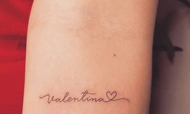 tattoo mẫu tên trên tay mang đến sự tinh tế Hình xăm chữ mini trên tay, phong cách blackwork tinh tế, độ phân giải HD.