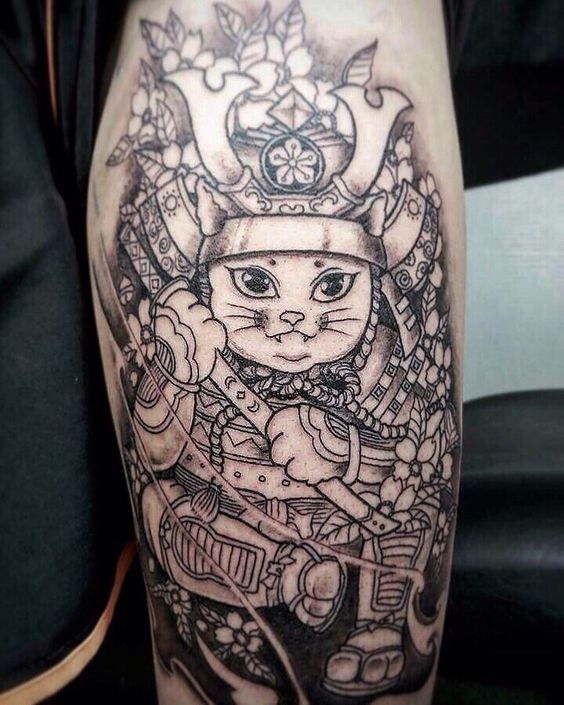 Tattoo mèo samurai đơn sắc Hình xăm mèo samurai trên bắp tay, phong cách blackwork, chi tiết sắc nét, ảnh HD.