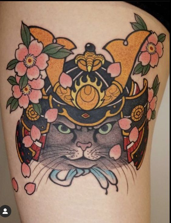 Tattoo mèo samurai kết hợp họa tiết hoa anh đào Hình xăm mèo samurai, phong cách màu sắc, vị trí đùi, chi tiết cao, độ phân giải HD.
