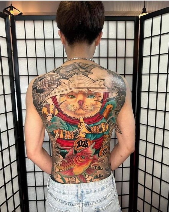 Hình xăm mèo samurai màu sắc trên lưng, phong cách Nhật Bản, chi tiết, ảnh HD.