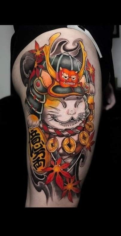 Tattoo mèo thần tài samurai Hình xăm mèo samurai màu sắc chi tiết trên đùi, phong cách Nhật Bản, độ phân giải cao.