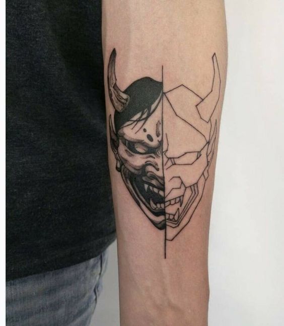Hình xăm mặt nạ Oni phong cách blackwork trên cánh tay, chi tiết rõ nét, độ phân giải HD.