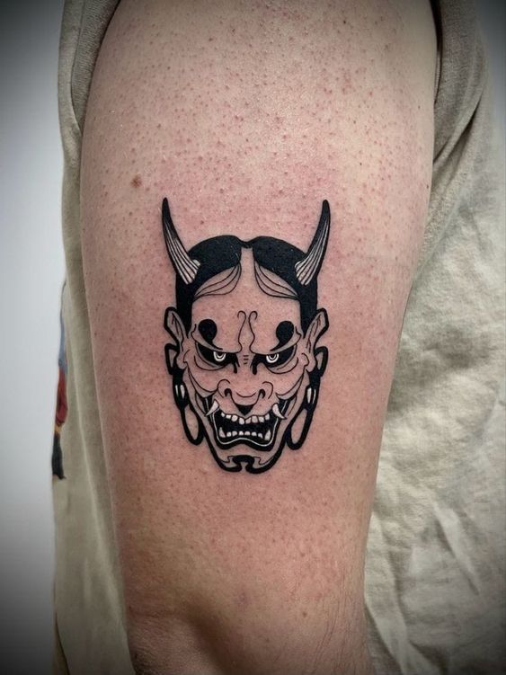 Hình xăm mặt nạ Oni phong cách blackwork trên tay, chi tiết rõ nét, ảnh HD.