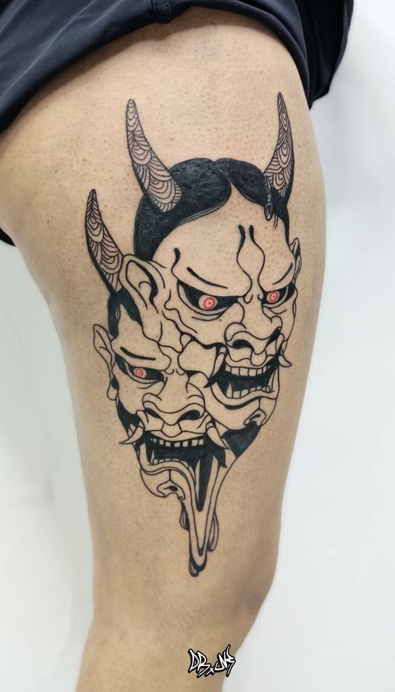 Hình xăm mặt nạ Oni phong cách blackwork trên đùi, chi tiết tinh xảo, độ phân giải HD.