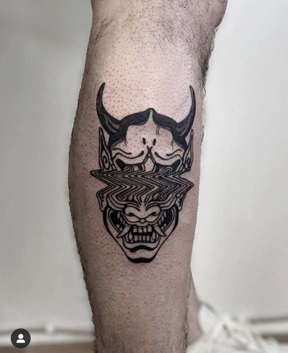Hình xăm mặt nạ quỷ trên bắp chân, phong cách blackwork, chi tiết, độ phân giải cao.