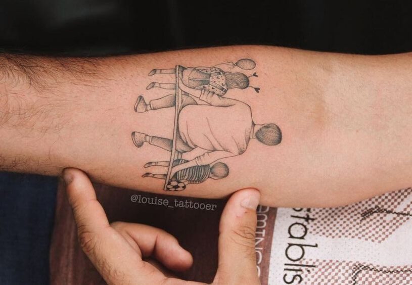 Mini tattoo depicting father and three children on the arm, exceptionally beautiful Hình xăm gia đình phong cách blackwork trên cánh tay, chi tiết rõ nét, độ phân giải HD.