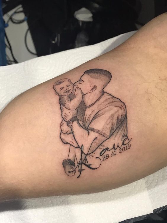 tattoo mini cha con ý nghĩa ở tay Hình xăm cha con trên tay, phong cách blackwork, chi tiết rõ nét, độ phân giải HD.