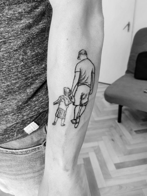 tattoo mini cha nắm tay con đầy hạnh phúc Hình xăm cha và con gái trên tay, phong cách blackwork, chi tiết rõ nét, ảnh HD.