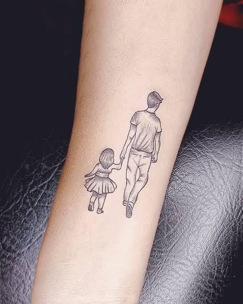 Tattoo mini cha nắm tay con đầy hạnh phúc Hình xăm cha và con gái trên tay, phong cách blackwork chi tiết, ảnh HD.