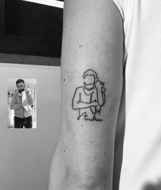 Mini tattoo of father embracing child with affection and sweetness Hình xăm tối giản trên cánh tay, phong cách line art, chi tiết vừa phải, ảnh chất lượng HD.