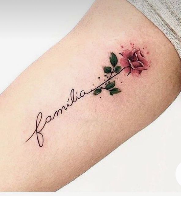 Tattoo mini hoa hồng xinh Hình xăm hoa hồng màu nước trên tay với chữ "familia", phong cách tinh tế, độ phân giải HD.