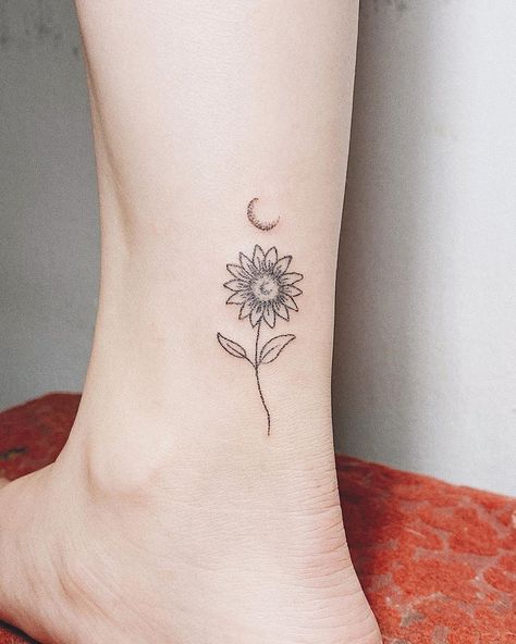tattoo mini hoa hướng dương đen trắng cực xinh Hình xăm hoa mini trên mắt cá chân, phong cách tối giản, độ chi tiết cao, ảnh HD.