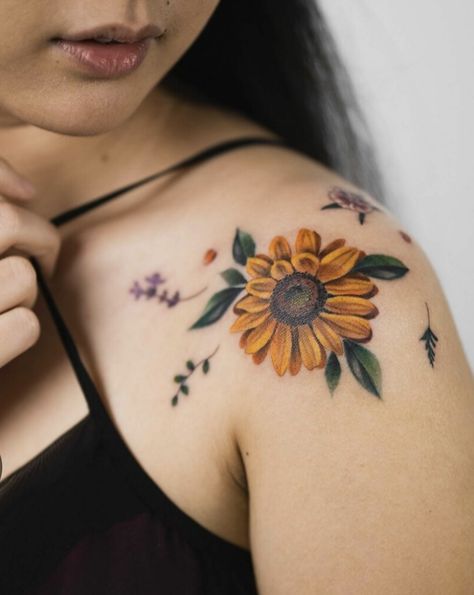 tattoo mini hoa hướng dương phong cách Hình xăm hoa hướng dương màu sắc trên vai, phong cách màu nước, chi tiết rõ nét, độ phân giải HD.