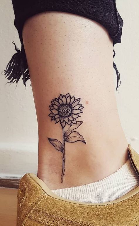 tattoo mini hoa hướng dương đen trắng ở cổ chân Hình xăm hoa hướng dương ở mắt cá chân, phong cách blackwork, chi tiết rõ nét, ảnh HD.