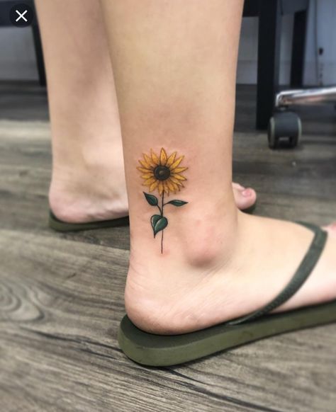 tattoo mini hoa hướng dương đẹp ở cổ chân Hình xăm hoa hướng dương mini trên mắt cá chân, phong cách màu sắc, chi tiết rõ nét, ảnh HD.