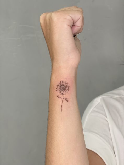 Tattoo mini hoa hướng dương giản dị trên cổ tay Hình xăm hoa hướng dương mini trên cánh tay, phong cách blackwork, độ chi tiết cao, ảnh HD.