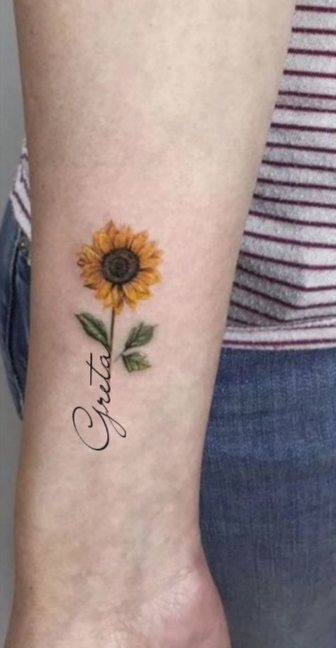 Tattoo nhỏ hoa hướng dương kèm chữ xinh xắn Hình xăm hoa hướng dương mini trên tay, phong cách màu nước, chi tiết tinh xảo, ảnh HD.