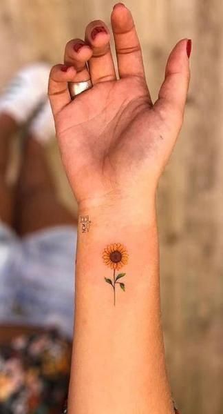 Tattoo mini hoa hướng dương giản dị Hình xăm hoa hướng dương nhỏ trên cổ tay, phong cách màu sắc tinh tế, ảnh rõ nét HD.