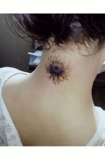 Tattoo mini hoa hướng dương ở sau gáy Hình xăm hoa hướng dương nhỏ trên gáy, phong cách màu nước, chi tiết sắc nét, ảnh HD.