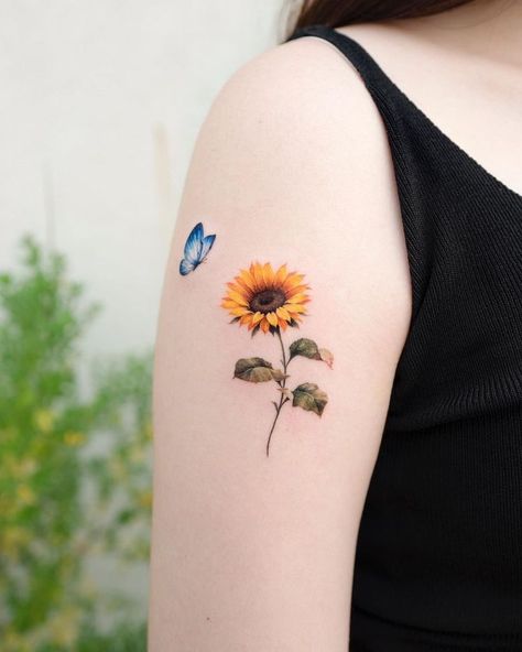 Hình xăm mini hoa hướng dương với vẻ đẹp duyên dáng và nữ tính Hình xăm hoa hướng dương và bướm mini trên cánh tay, phong cách màu nước, chi tiết, độ phân giải HD.