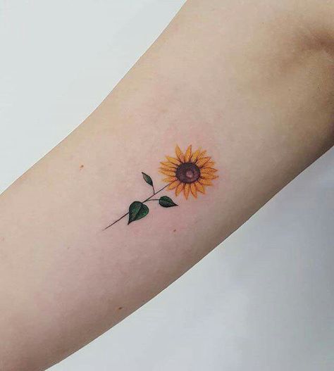 tattoo mini hoa hướng dương với vẻ đẹp quý phái Hình xăm hoa hướng dương mini trên tay, phong cách màu nước, chi tiết rõ nét, ảnh HD.