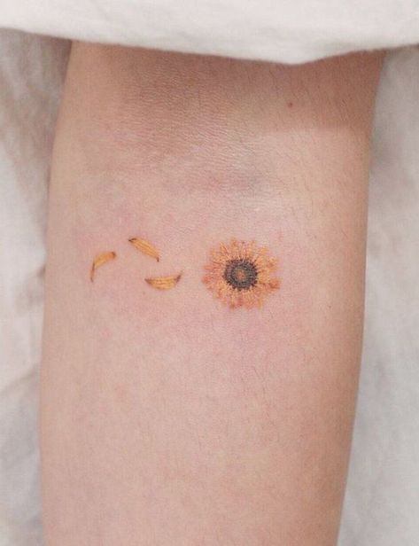 tattoo mini hoa hướng dương xinh đẹp Hình xăm hoa hướng dương mini trên tay, phong cách màu nước, chi tiết nhẹ, ảnh HD.