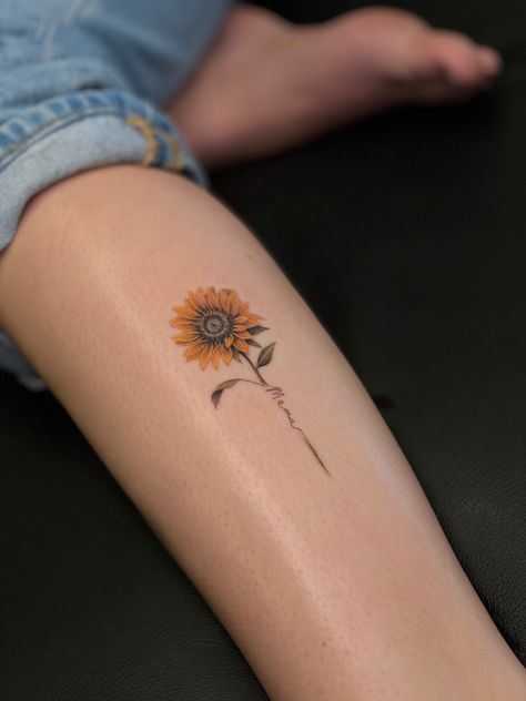 tattoo mini hoa hướng dương xinh xắn Hình xăm hoa hướng dương mini trên bắp chân, phong cách màu nước tinh tế, ảnh HD.