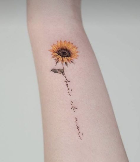 tattoo mini hướng dương rạng ngời nhất Hình xăm hoa hướng dương mini trên cánh tay, phong cách màu nước, chi tiết rõ nét, độ phân giải HD.