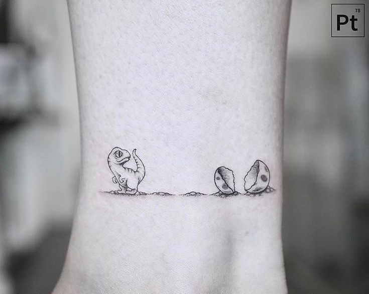 Hình xăm mini, khủng long nở ra từ trứng, vị trí cổ tay, phong cách blackwork, ảnh HD.